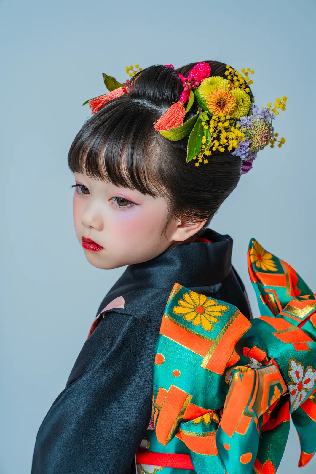 華やかな花の髪飾りと着物姿の七五三の女の子