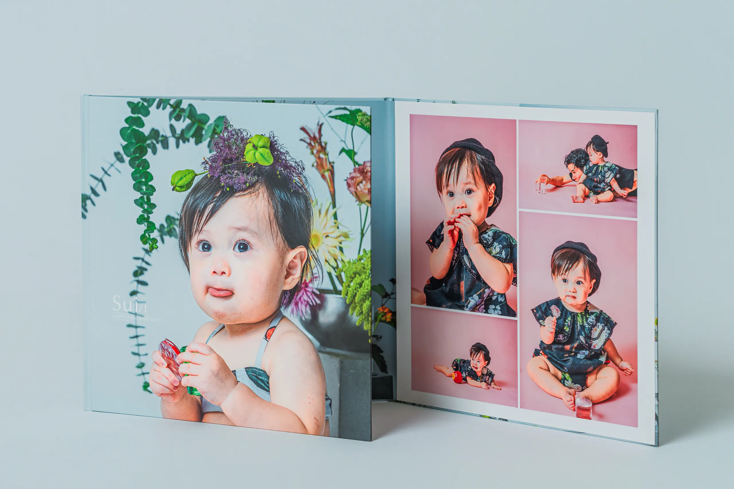 表紙とコラージュページを開いた Panorama Art Book