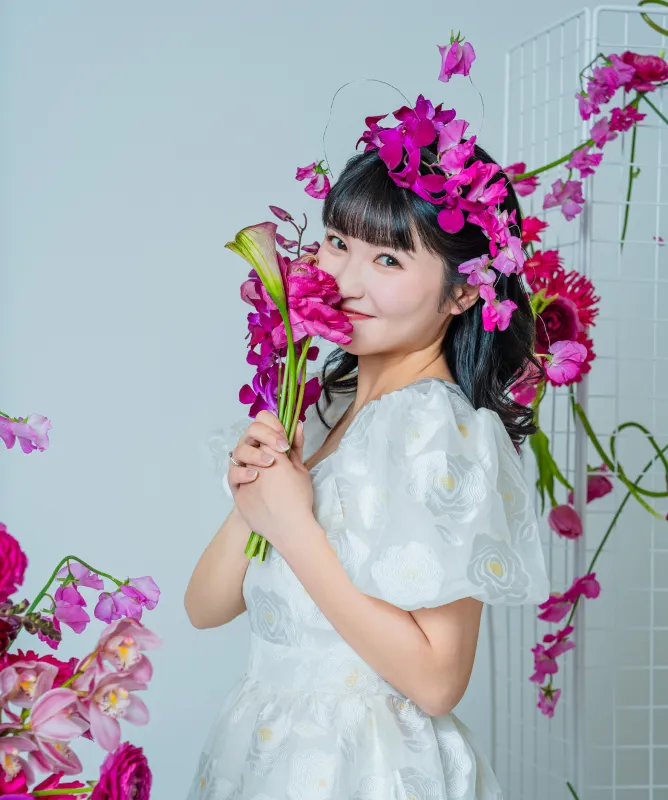 花束に顔を寄せて微笑む花嫁（Bouquet シーン）