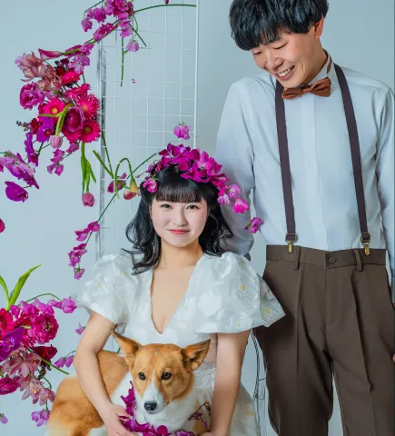 花飾りをまとった花嫁と寄り添う新郎、コーギー犬（Bouquet シーン）
