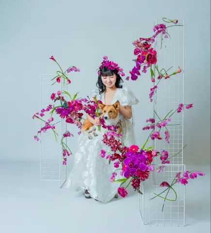 生花のアーチの中でコーギー犬を抱く花嫁（Bouquet シーン）