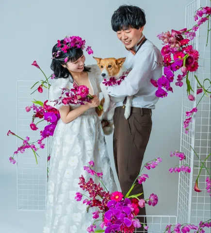 コーギー犬を一緒に抱える新郎新婦（Bouquet シーン）