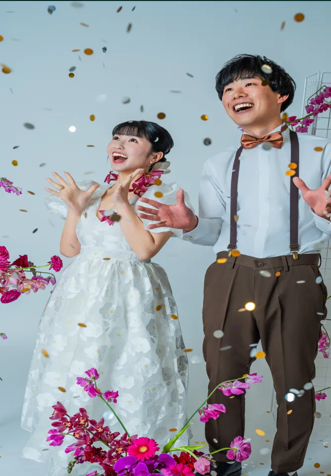 降り注ぐコンフェッティを見上げて笑う新郎新婦（Confetti シーン）