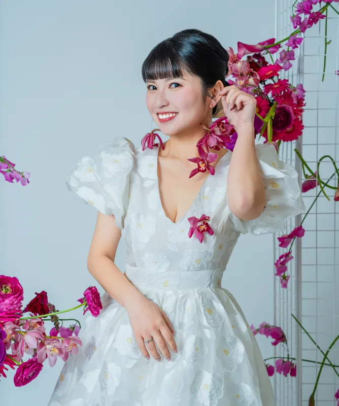 花飾りを身につけ耳元に手を添えて微笑む花嫁（Flower Crowns シーン）