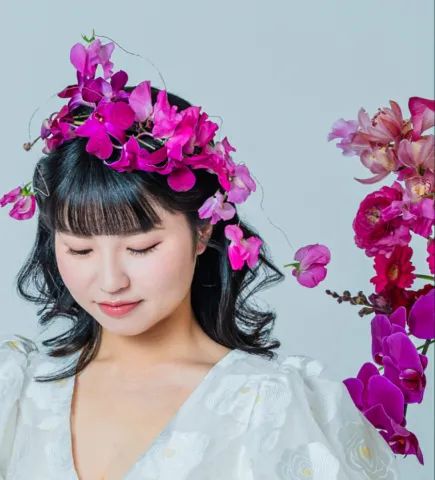 ピンクの花冠をまとい目を伏せる花嫁（Flower Crowns シーン）