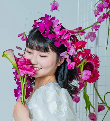 花飾りを身につけ花に顔を寄せて微笑む花嫁（Flower Crowns シーン）