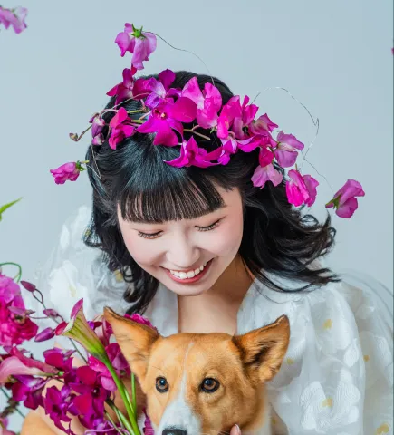 花冠をまといコーギー犬に寄り添う花嫁（Flower Crowns シーン）