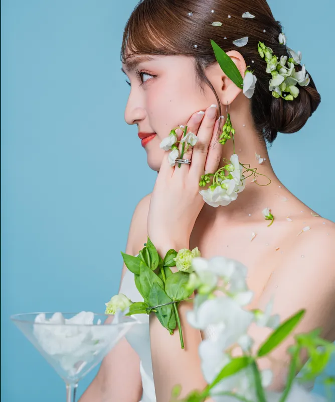 白い花をあしらった手を頬に添える花嫁の横顔（Hands with flowers シーン）