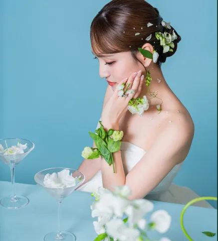 白い花を手に添えて目を伏せる花嫁の横顔（Hands with flowers シーン）