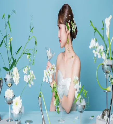 白い花に囲まれてグラスを手にする花嫁の横顔（Hands with flowers シーン）