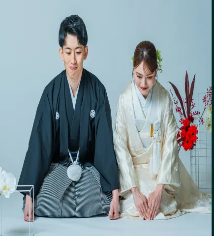 正座して並ぶ黒紋付袴の新郎と白無垢の花嫁（和装シーン）