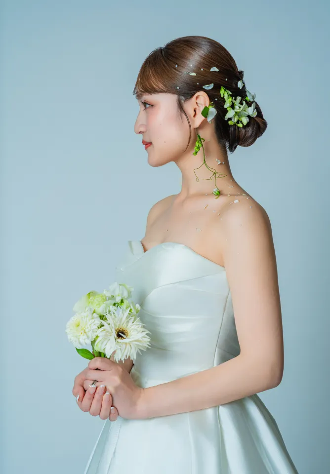 白いドレスで白い花束を持つ花嫁の横顔（Simple/Bride シーン）
