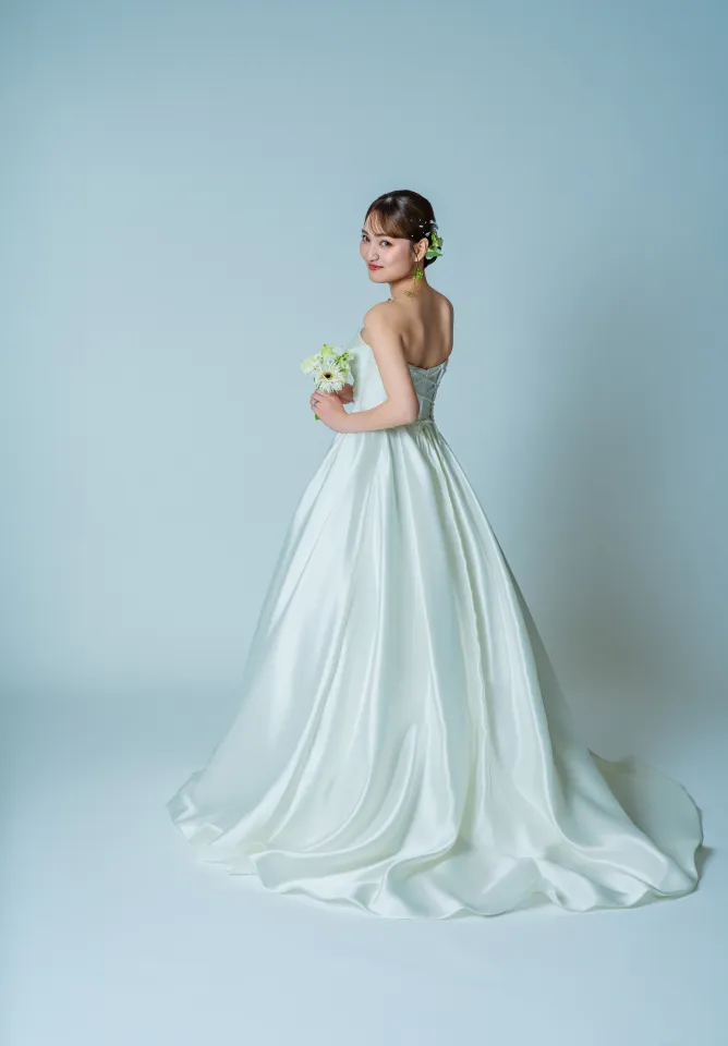 ロングトレーンのドレスで振り返る花嫁の全身（Simple/Bride シーン）