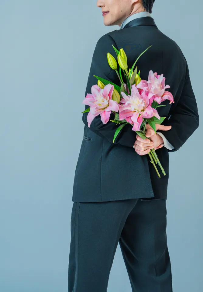 背を向けてピンクのユリの花束を持つ新郎（Simple/Groom シーン）