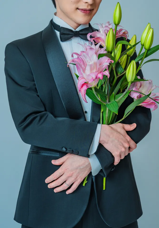 ピンクのユリの花束を抱える蝶ネクタイ姿の新郎（Simple/Groom シーン）