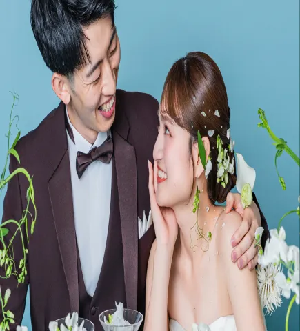 花嫁の頬に手を添えて見つめ合う新郎新婦（Table シーン）