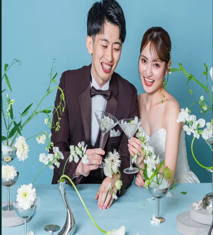 カクテルグラスを手に笑い合う新郎新婦（Table シーン）