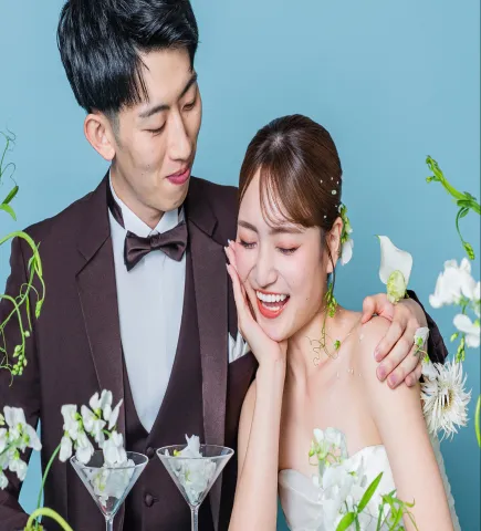 頬に手を添える花嫁に寄り添って微笑む新郎（Table シーン）